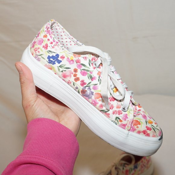 Tommy Bahama Other - Tommy Bahama Girls Ditsy Pink Floral Hawaiian Lace up Canvas Sneaker Sz 1
